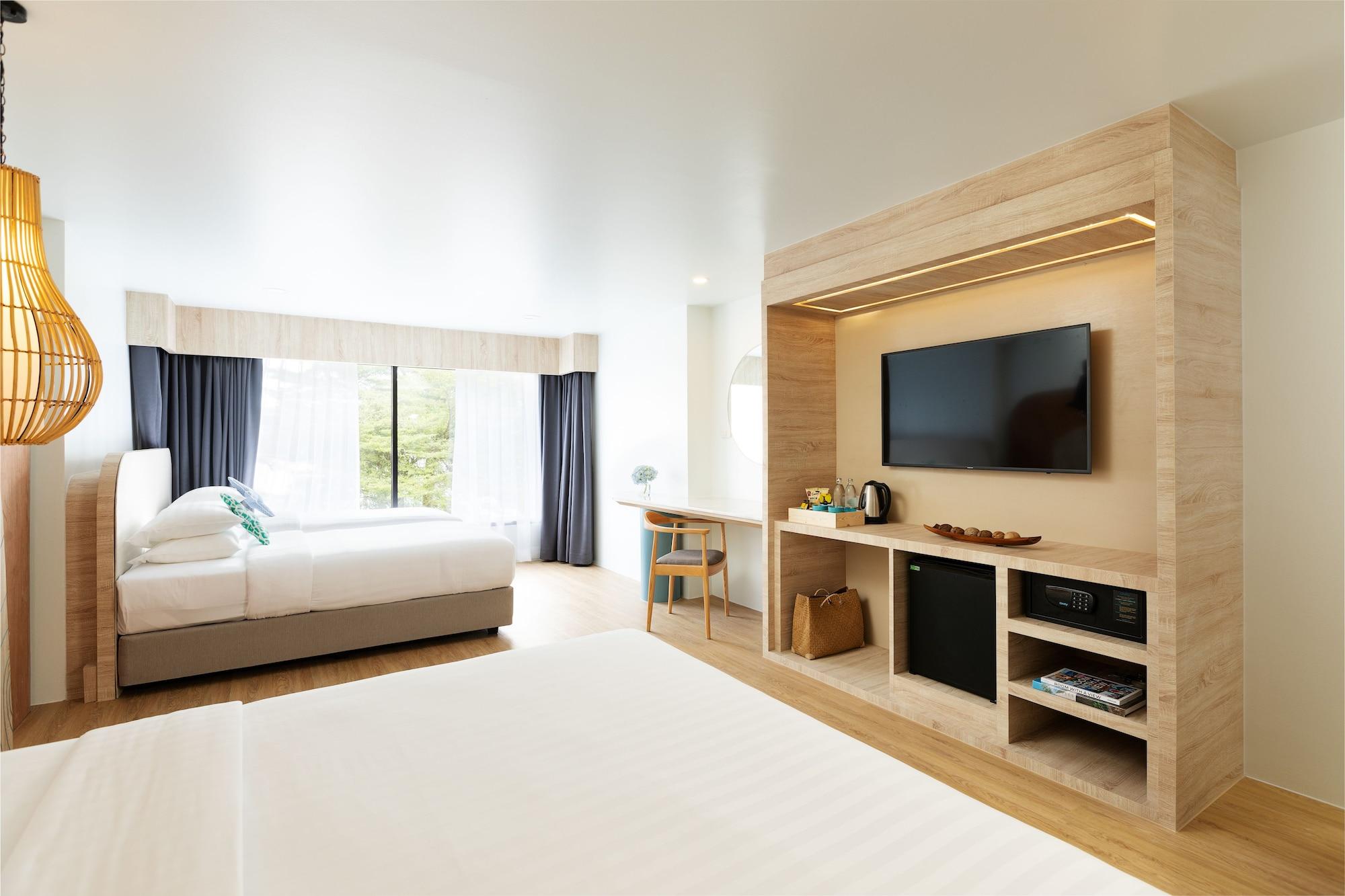 Liv Hotel Phuket Patong Beachfront Bagian luar foto
