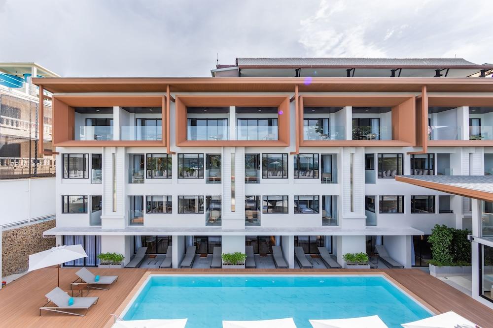 Liv Hotel Phuket Patong Beachfront Bagian luar foto