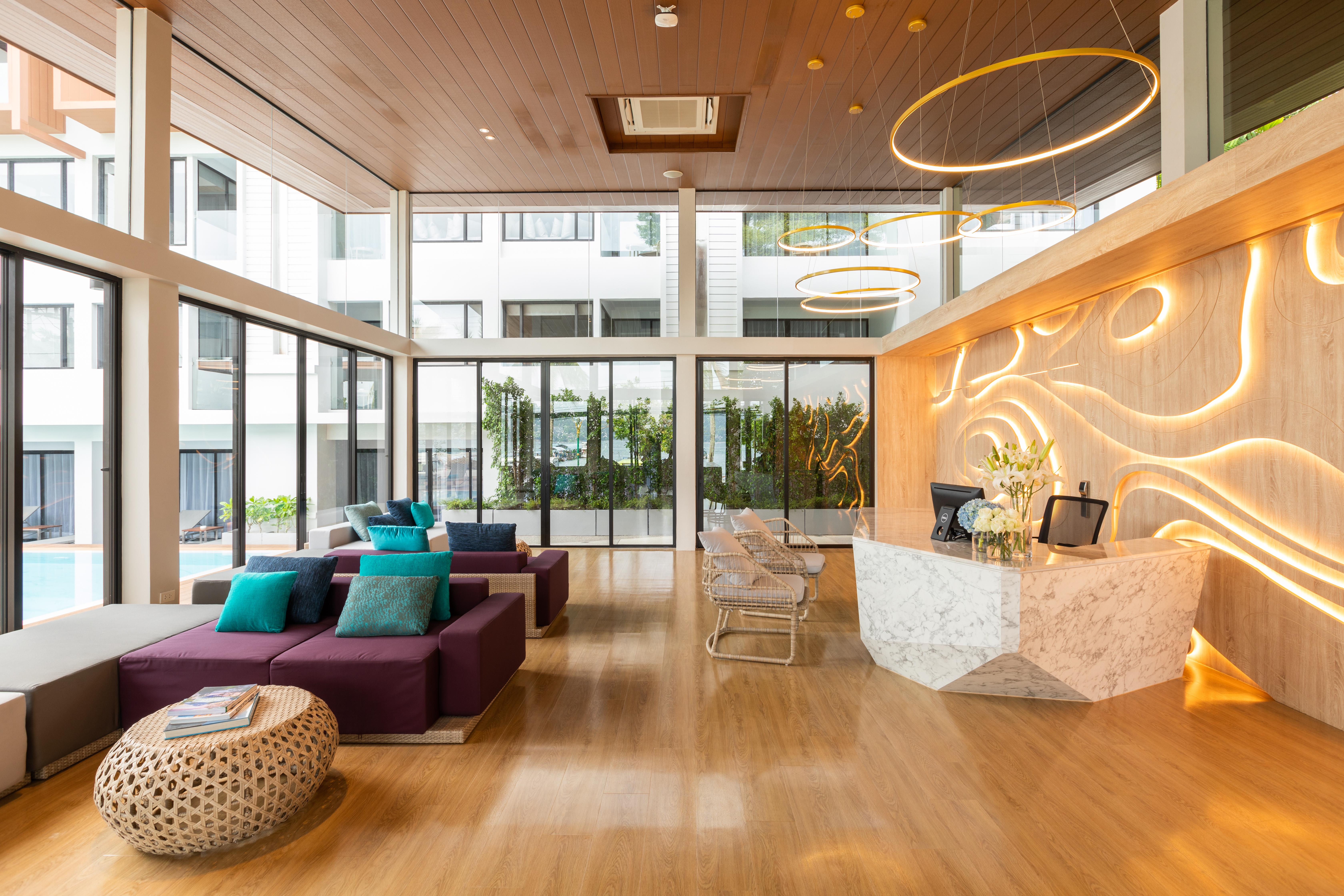 Liv Hotel Phuket Patong Beachfront Bagian luar foto