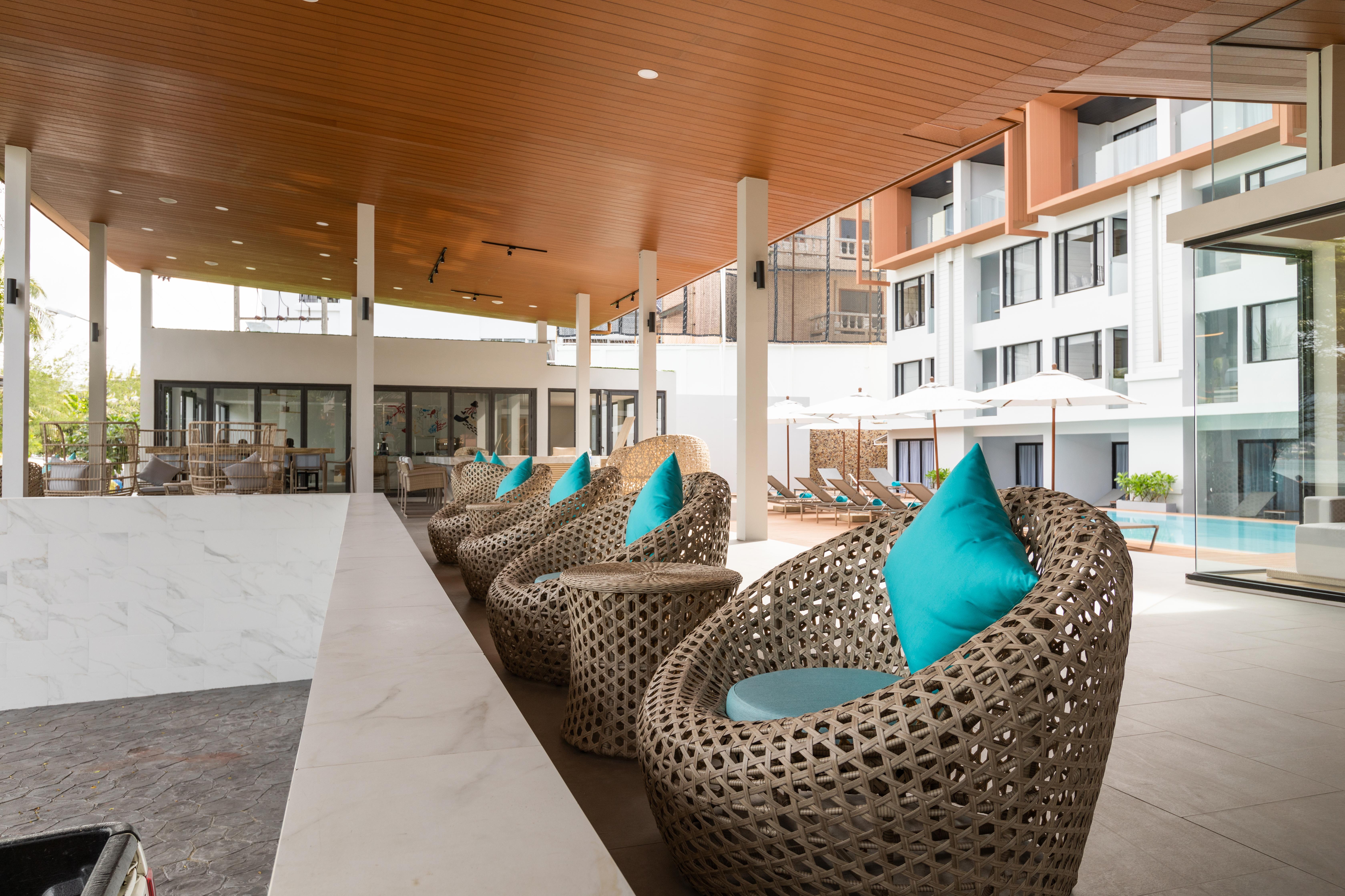 Liv Hotel Phuket Patong Beachfront Bagian luar foto
