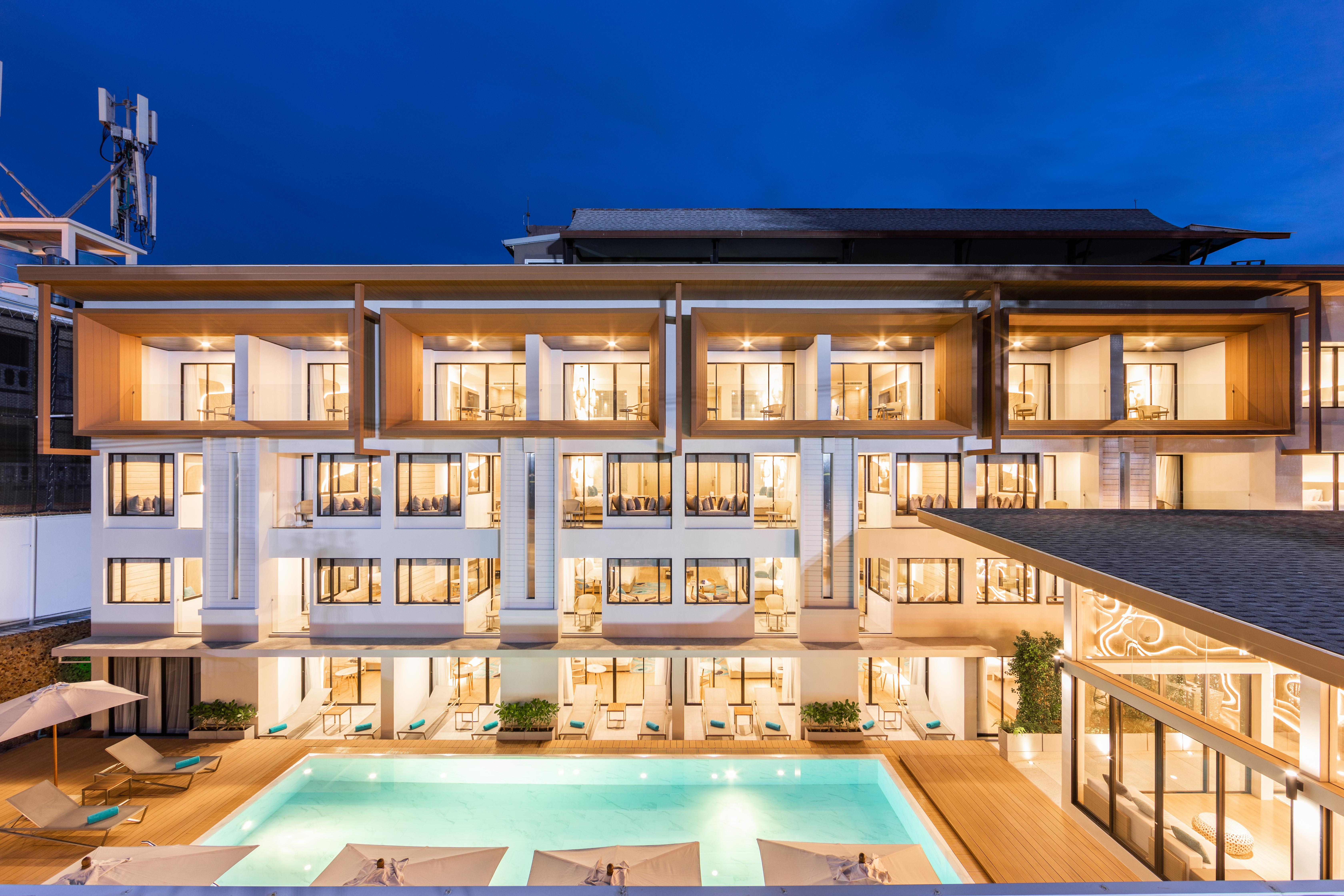 Liv Hotel Phuket Patong Beachfront Bagian luar foto