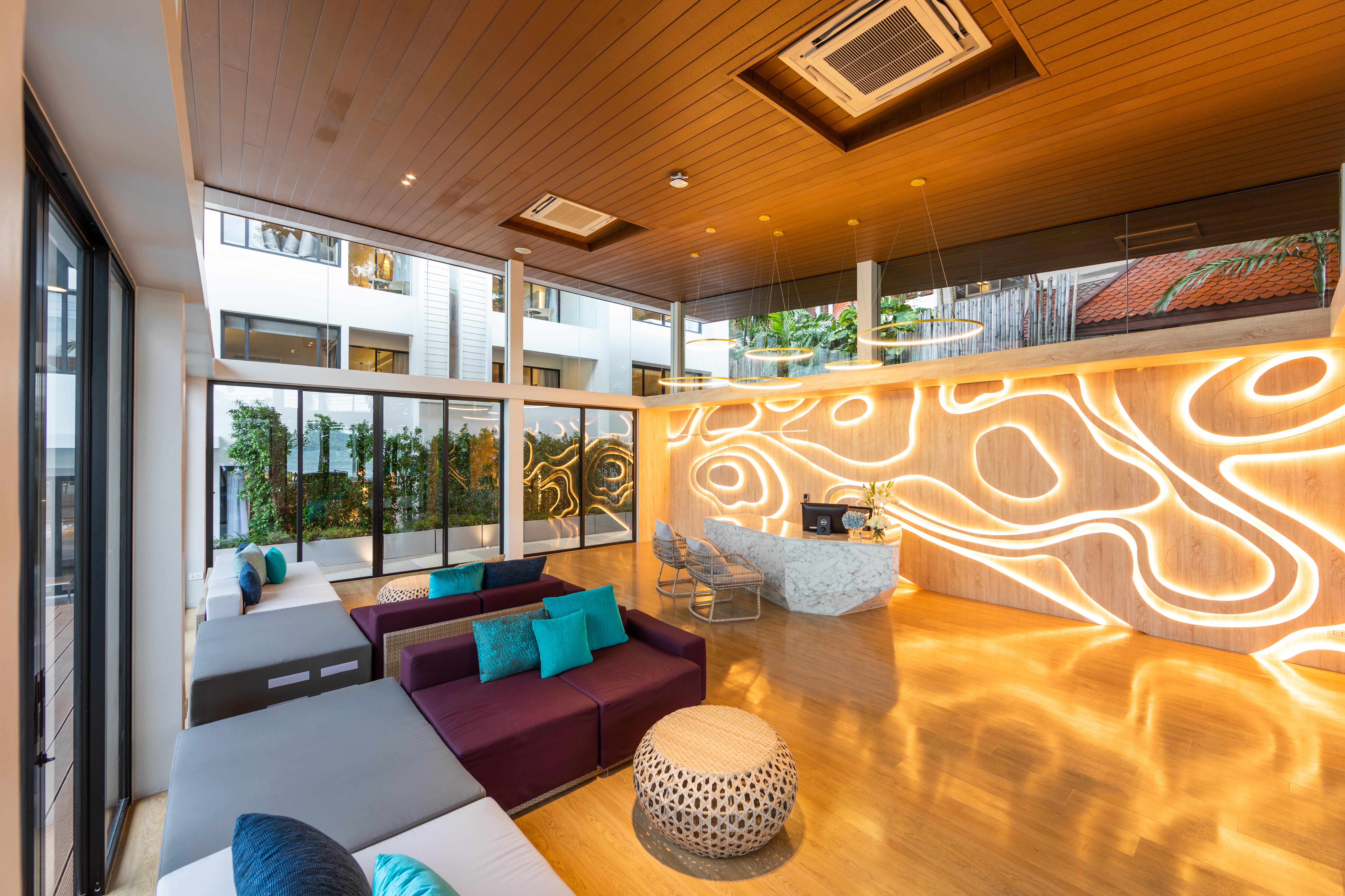 Liv Hotel Phuket Patong Beachfront Bagian luar foto