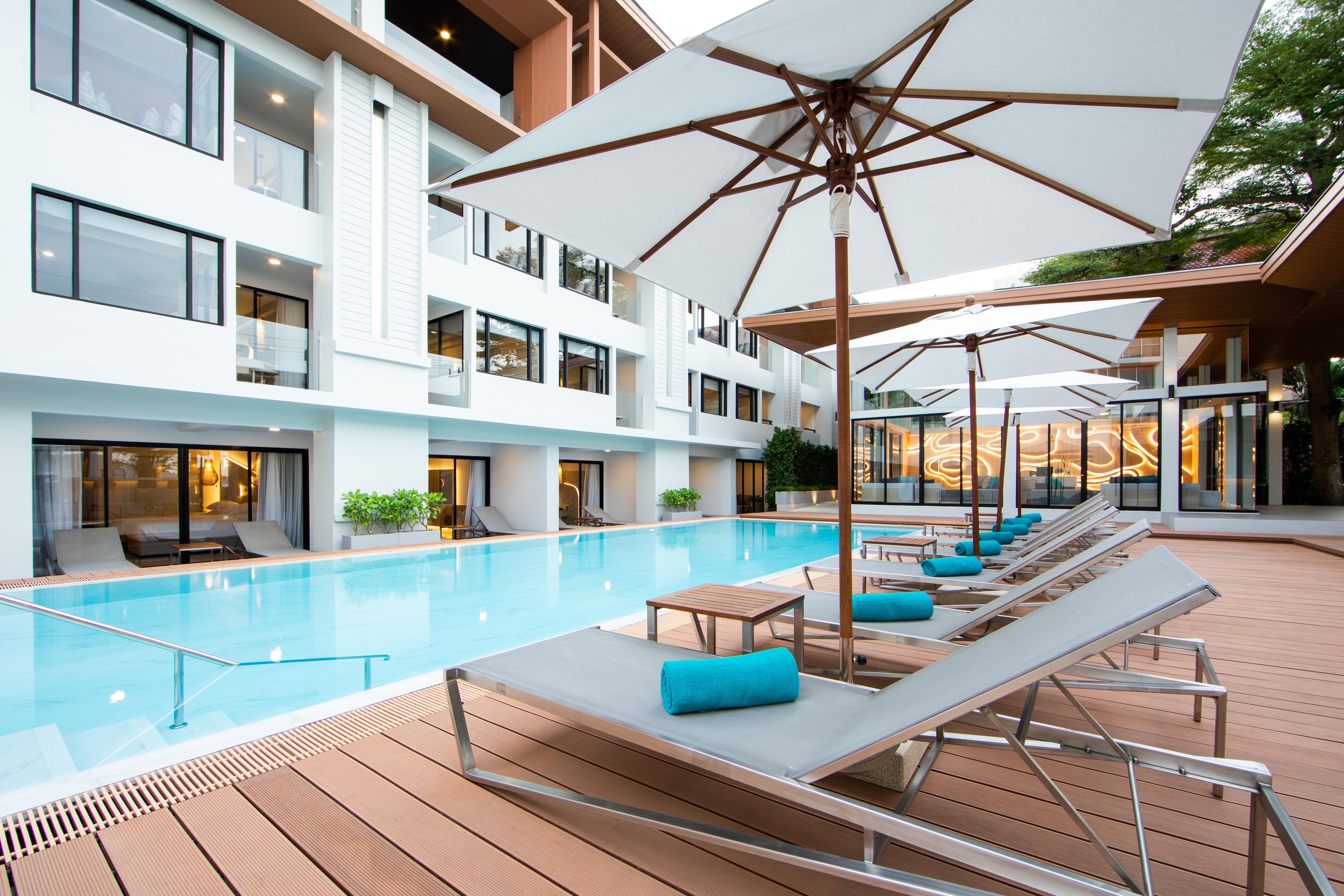 Liv Hotel Phuket Patong Beachfront Bagian luar foto