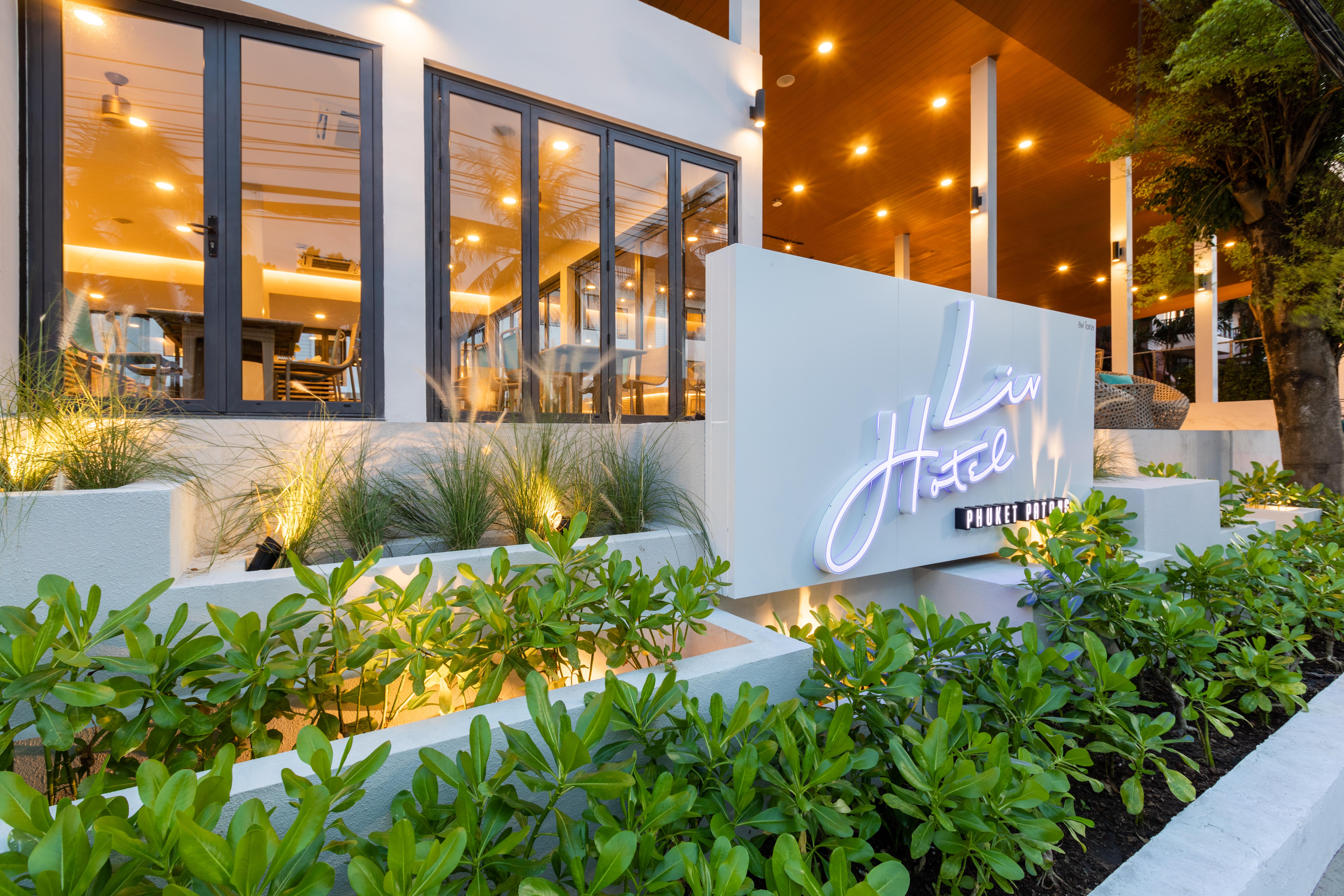 Liv Hotel Phuket Patong Beachfront Bagian luar foto