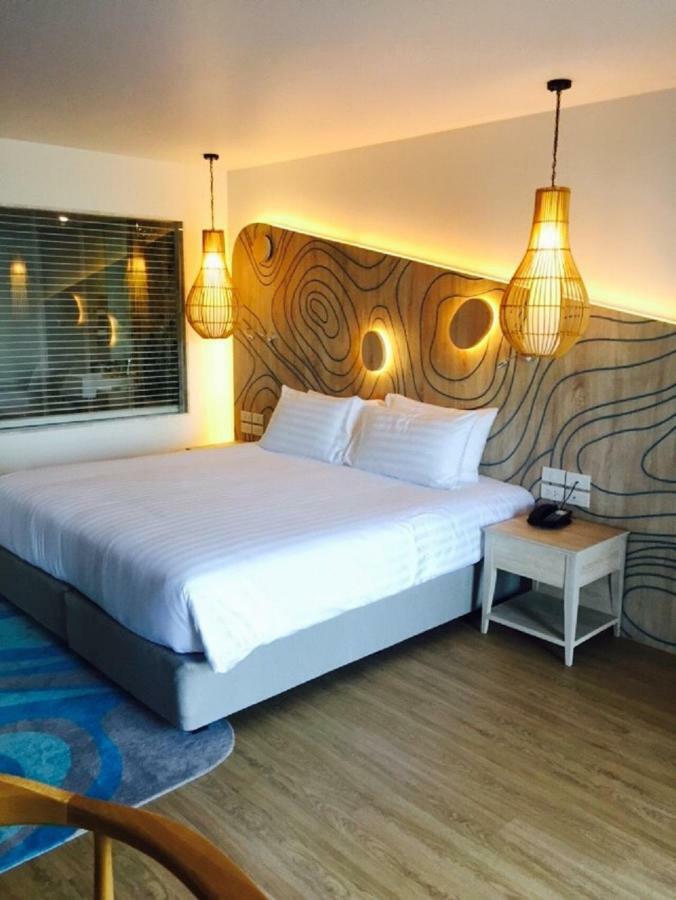 Liv Hotel Phuket Patong Beachfront Bagian luar foto