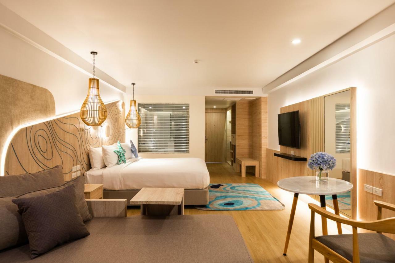 Liv Hotel Phuket Patong Beachfront Bagian luar foto