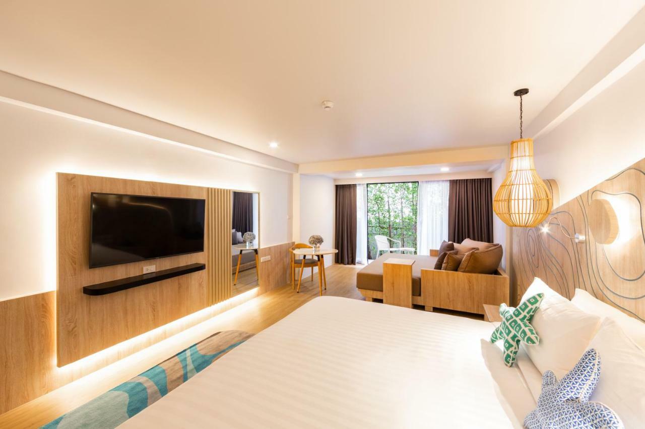 Liv Hotel Phuket Patong Beachfront Bagian luar foto